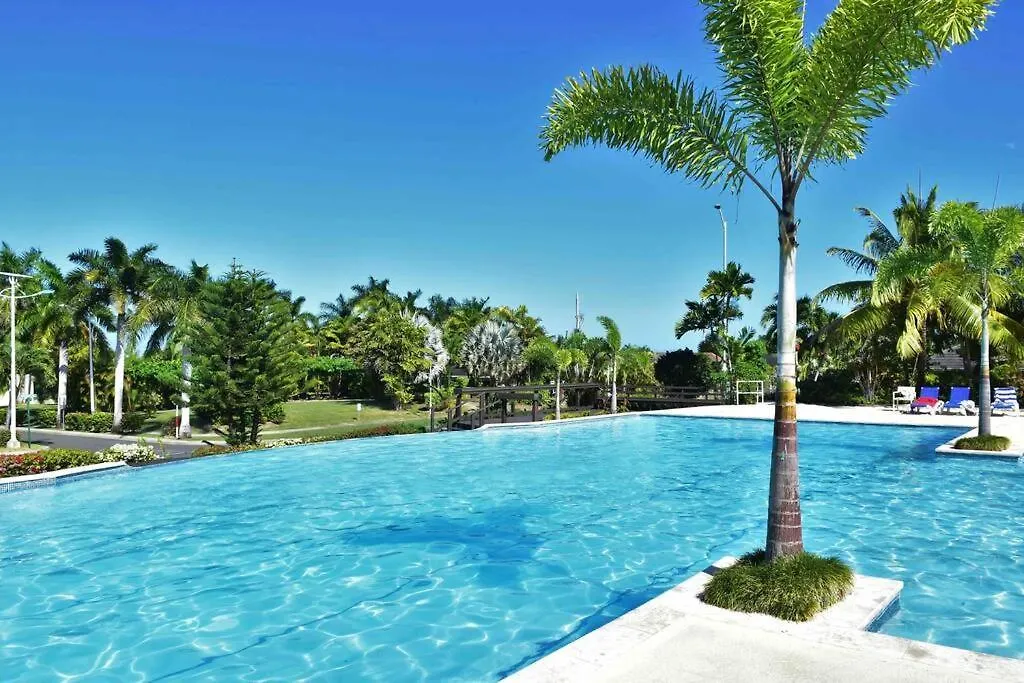 3Br Retreat With Pool, Gym & Private Beach Access In Richmond Estate