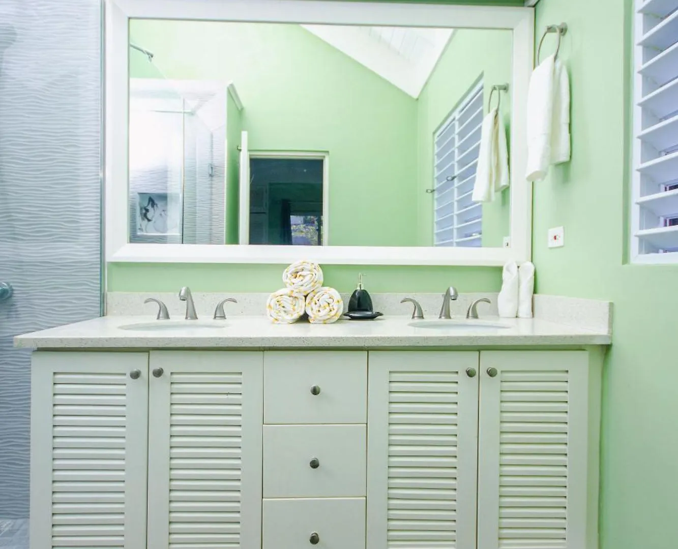 3Br Retreat With Pool, Gym & Private Beach Access In Richmond Estate