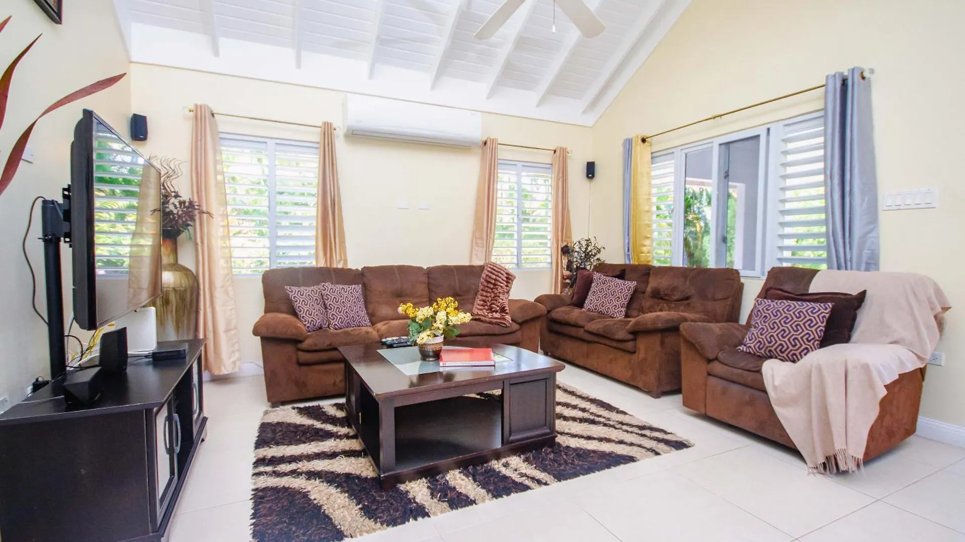 3Br Retreat With Pool, Gym & Private Beach Access In Richmond Estate Vila